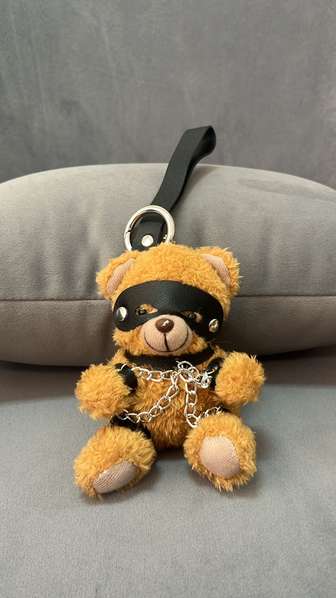 Breloc ursuleț din pluș cu mască și lanț metalic