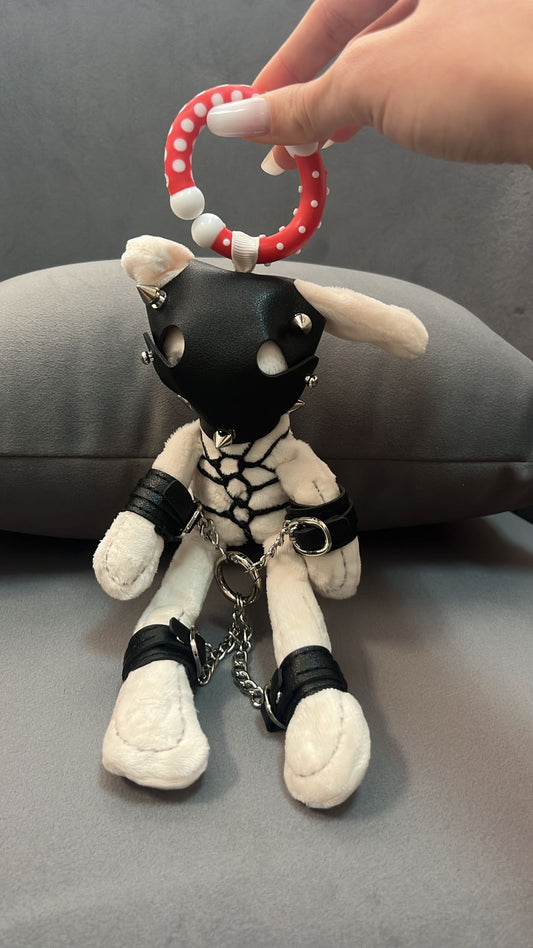 Iepuraș Sinner din pluș alb cu mască și lanțuri metalice