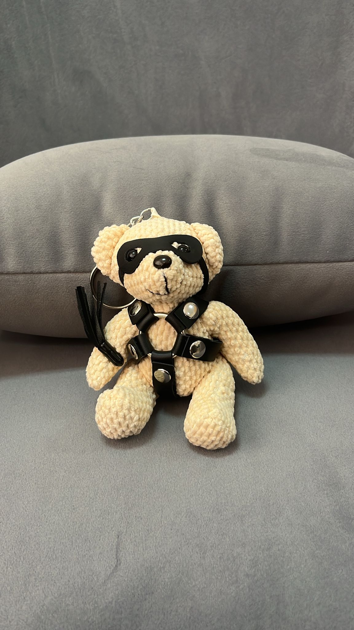 Breloc ursuleț bej cu ham și mască